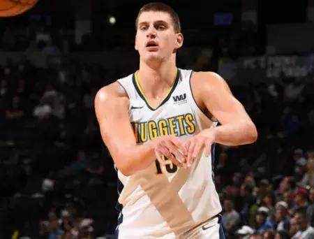 过大规模的 过大规模的