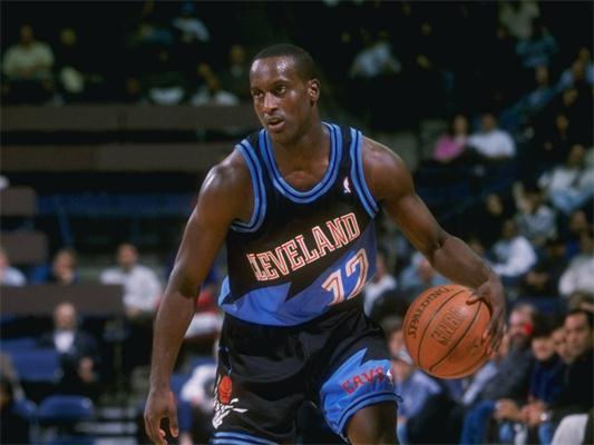 半场战报：曼联1-0伯恩利，卡塞米罗造乌龙，库尼亚伤退