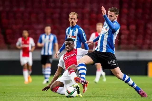 更是对球场 更是对球场